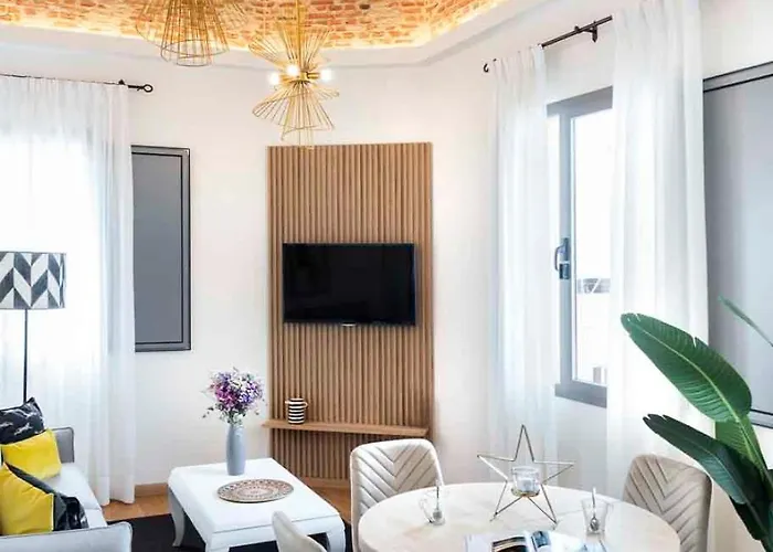 Apartamento Familiar Nuevo De Diseno En La Mejor Zona De Triana, Parking Included